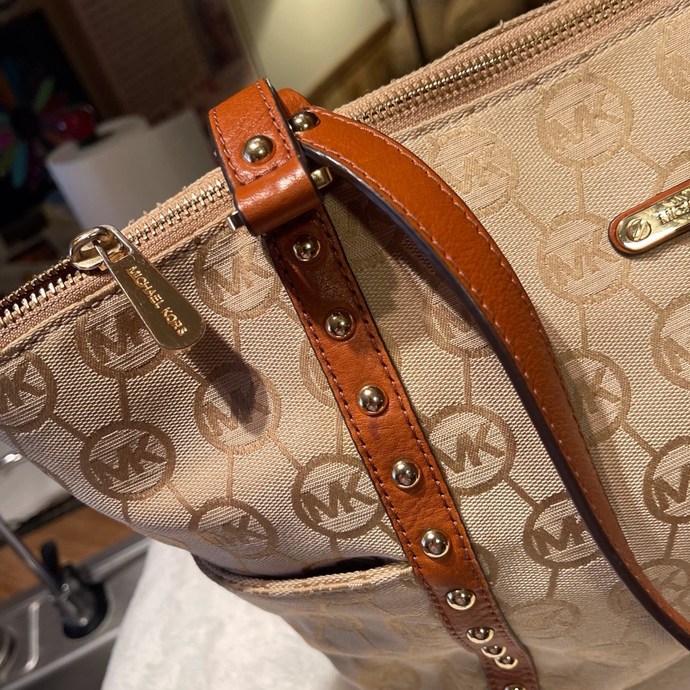 Michael Kors jet-set Signature Studded Tote - Picture 6 of 16